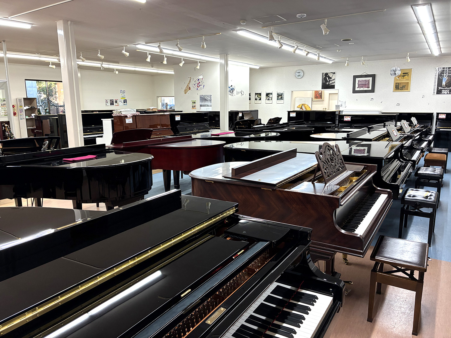 ピアノアウトレット館 内観