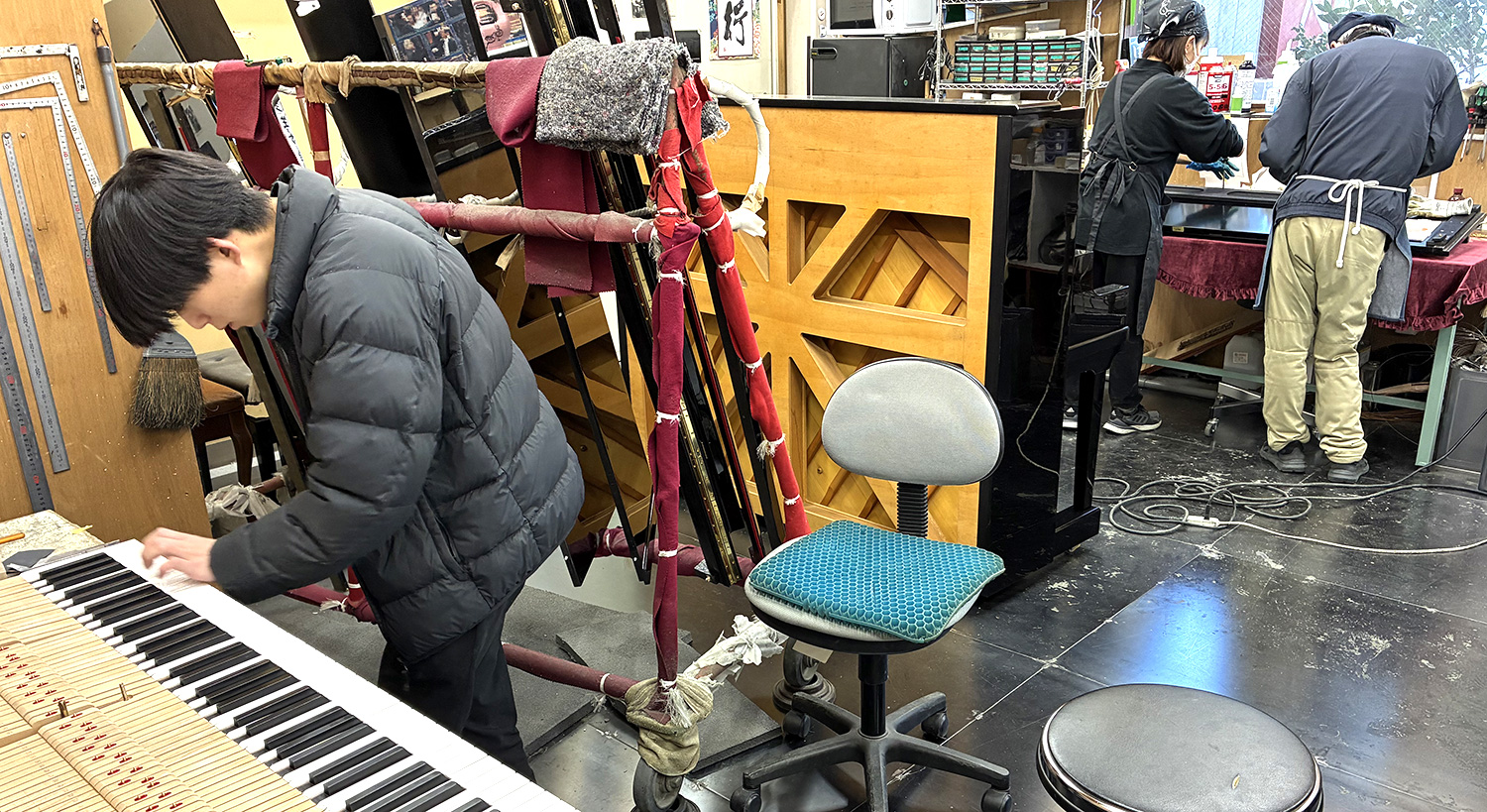 ピアノアウトレット館 自社工房の様子